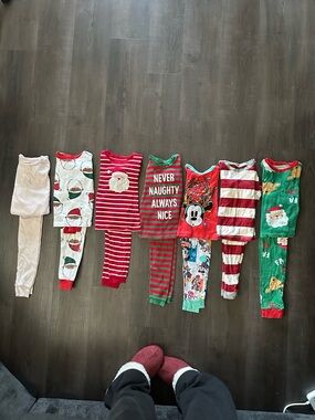 Girls 5T Christmas Pajama Set - Red & Green Assorted Characters